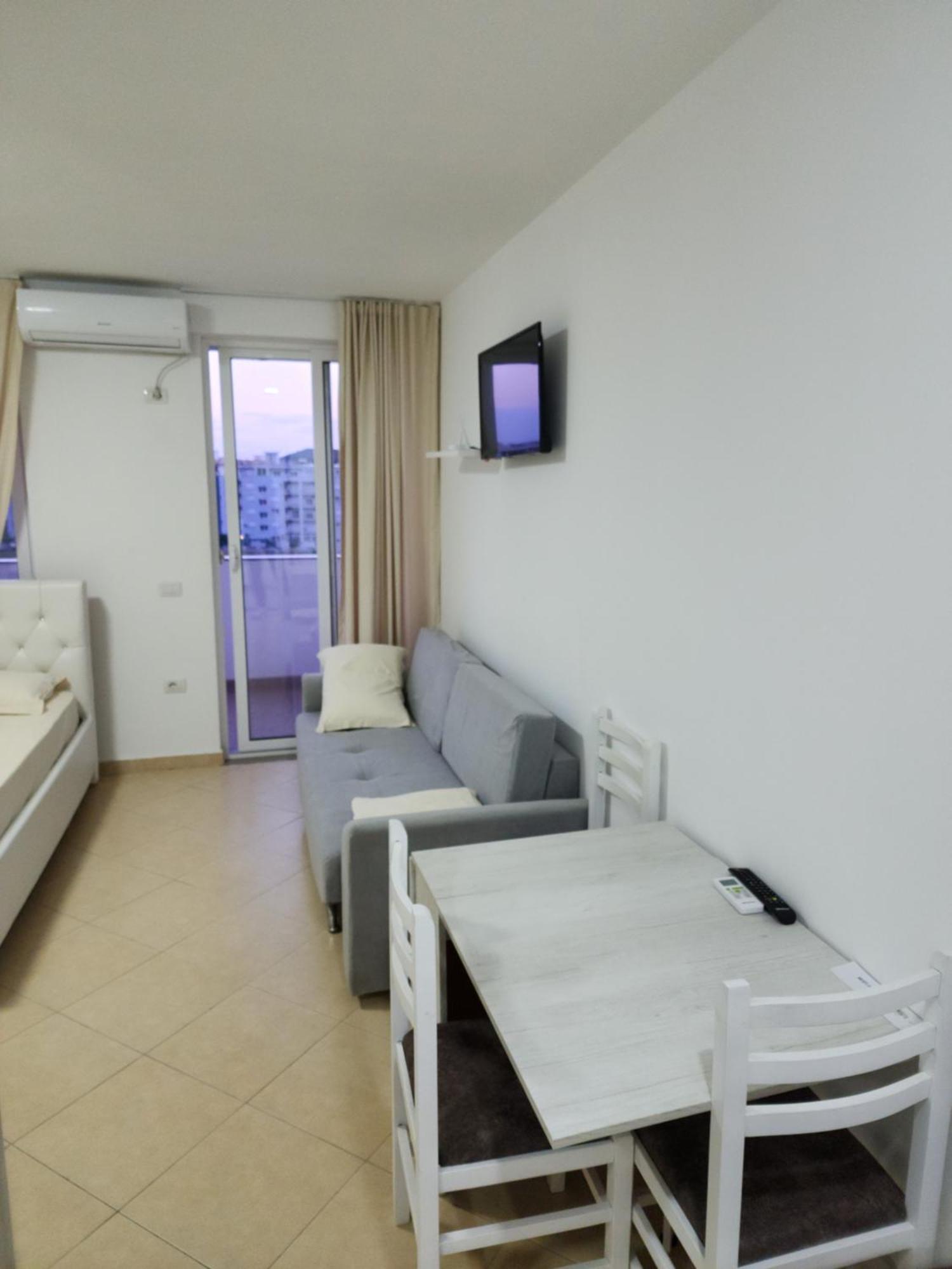 Hotel And Besniku *