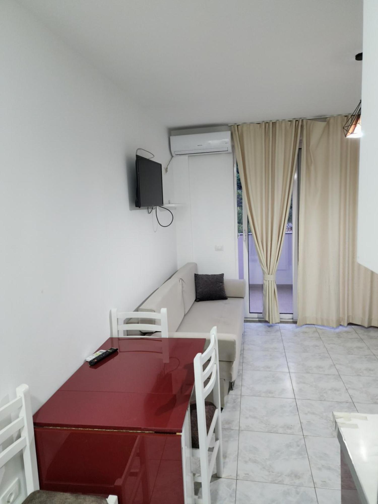 Hotel And Besniku *